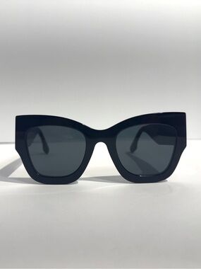 Victoria Beckham VB652S Women's Cat-Eye Sunglasses with Case - Black
